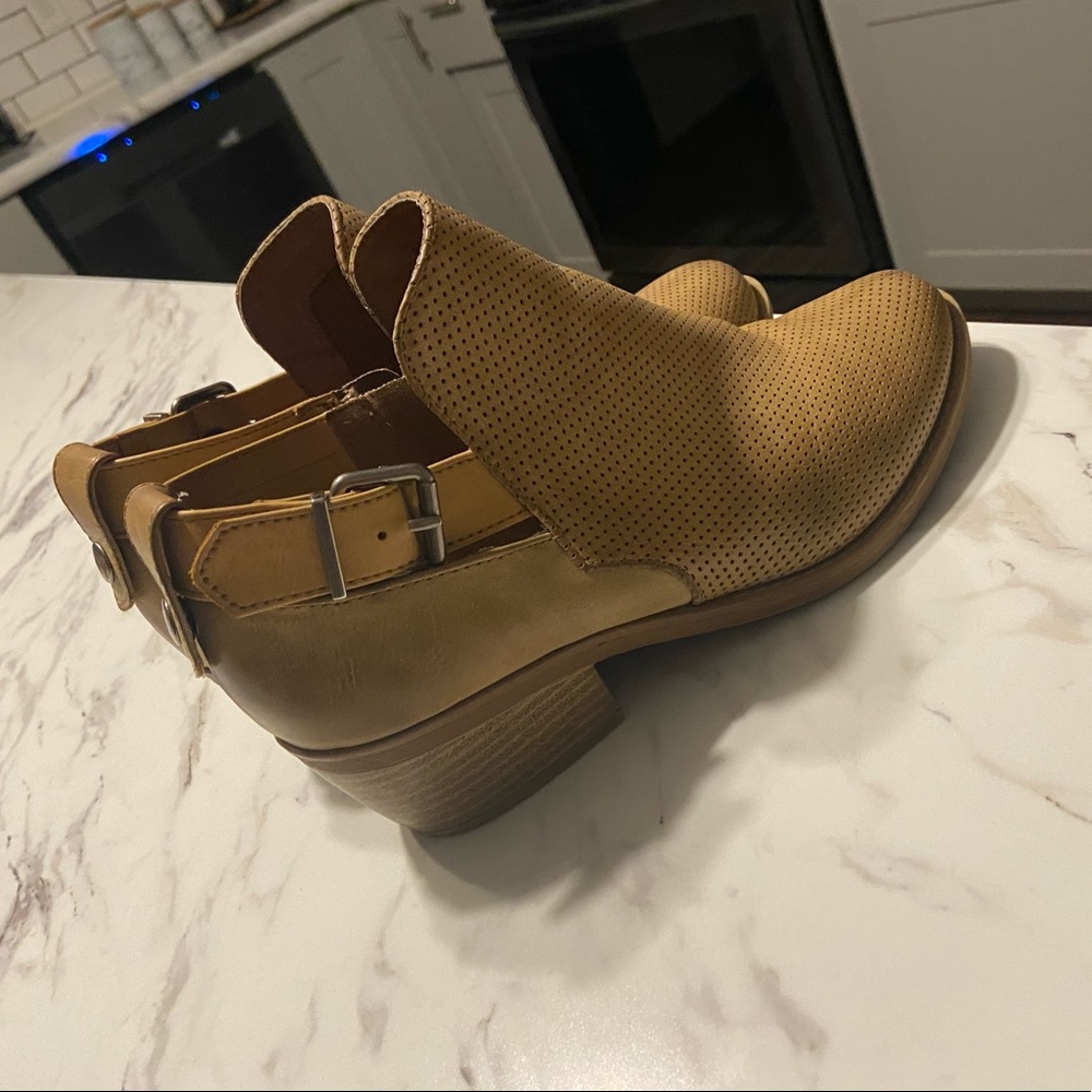 Tab Soda booties size 8